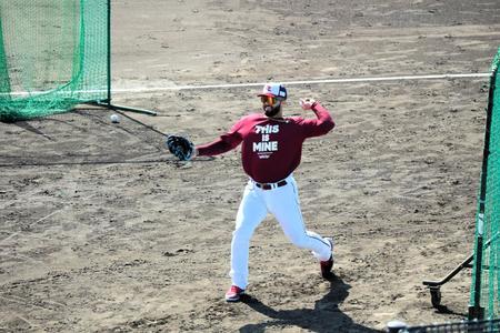 チームに合流し笑顔でキャッチボールを行う新助っ人マルモレホス