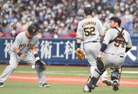 　８回、小田の打ち上げたフライを巨人野手陣は誰も捕球できず。２点適時二塁打となる（撮影・北村雅宏）