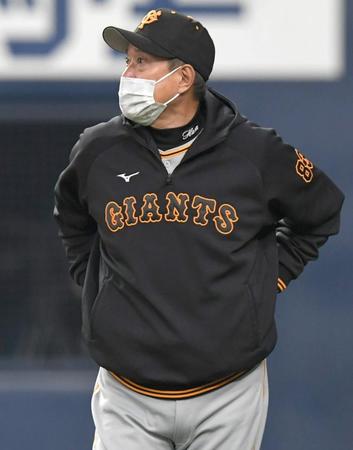 　４回の攻撃を終え、選手交代を告げる原監督（撮影・北村雅宏）