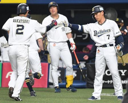 　３回、宗の適時打で生還した若月を迎える吉田正（右）＝撮影・北村雅宏