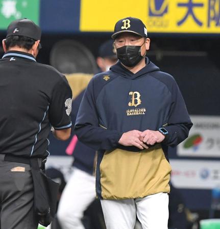 　４回途中、選手交代を告げる中嶋監督（撮影・北村雅宏）