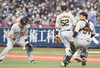 　８回、小田の打ち上げたフライを巨人野手陣は誰も捕球できず。２点適時二塁打となる（撮影・北村雅宏）