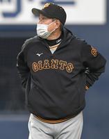 　４回の攻撃を終え、選手交代を告げる原監督（撮影・北村雅宏）