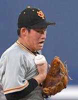 　７回、小田のゴロをお手玉する増田大（撮影・北村雅宏）