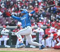 　８回、万波が左中間に本塁打を放つ