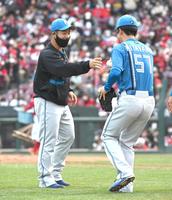 　ウイニングボールを北山（右）から受け取る代理監督を務めた近藤