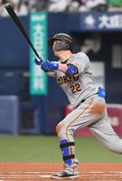 　６回、ソロを放つ小林（撮影・北村雅宏）