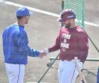 　打撃練習を終えたマルモレホス（右）はソトと握手を交わす（撮影・中田匡峻）