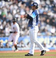 　６回、山口（後方）に同点の中越えソロを打たれた隅田（撮影・開出牧）