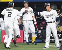 　３回、宗の適時打で生還した若月を迎える吉田正（右）＝撮影・北村雅宏