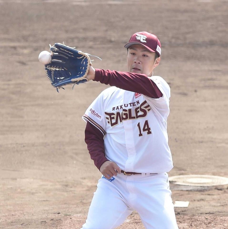 　１回、牧の打球をグラブに当て、遊ゴロに仕留めた則本