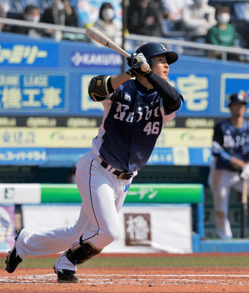 　３回、右越えに本塁打を放つ鈴木