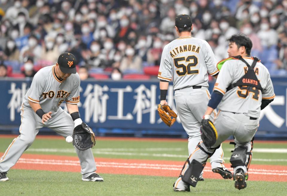 　８回、小田の打ち上げたフライを巨人野手陣は誰も捕球できず。２点適時二塁打となる（撮影・北村雅宏）