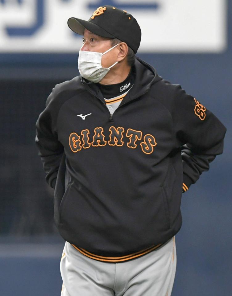 　４回の攻撃を終え、選手交代を告げる原監督（撮影・北村雅宏）