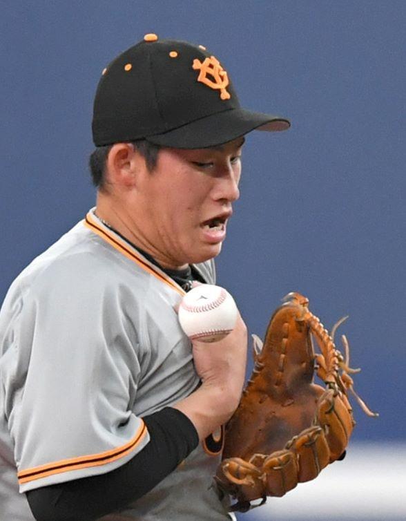 　７回、小田のゴロをお手玉する増田大（撮影・北村雅宏）