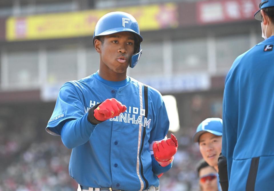 　８回、本塁打を放ちベンチで喜ぶ万波