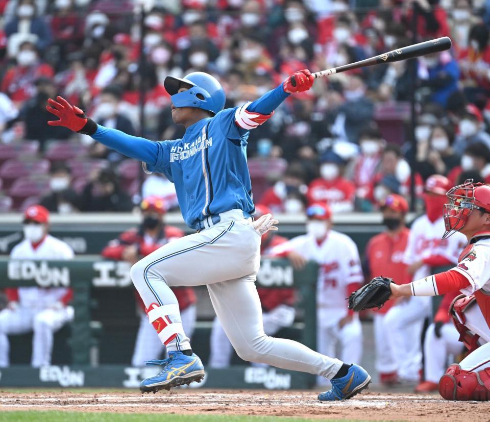 　８回、万波が左中間に本塁打を放つ