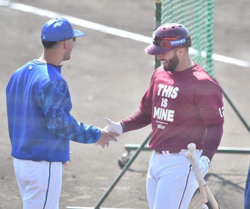 　打撃練習を終えたマルモレホス（右）はソトと握手を交わす（撮影・中田匡峻）