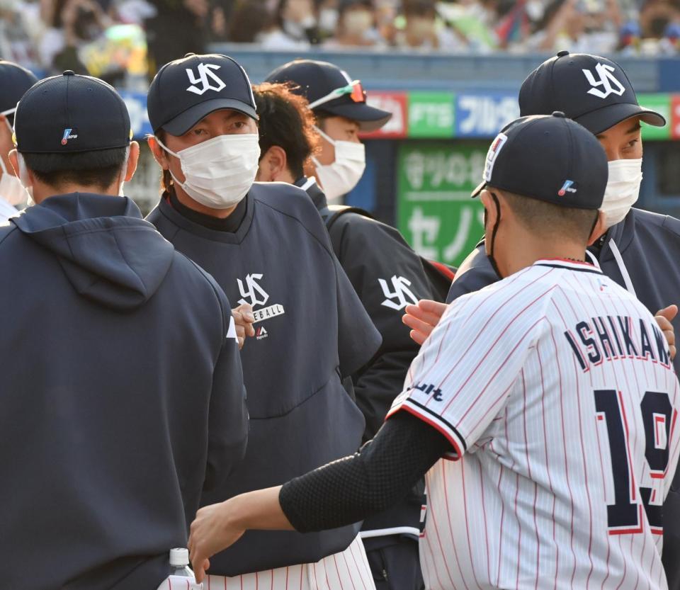 　石川を出迎える高津監督（撮影・佐々木彰尚）