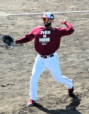 　チームに合流し笑顔でキャッチボールを行うマルモレホス