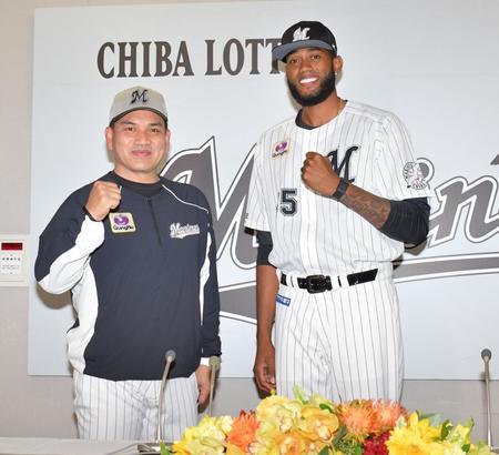 　入団会見で井口監督（左）とガッツポーズを決める新外国人・ゲレーロ