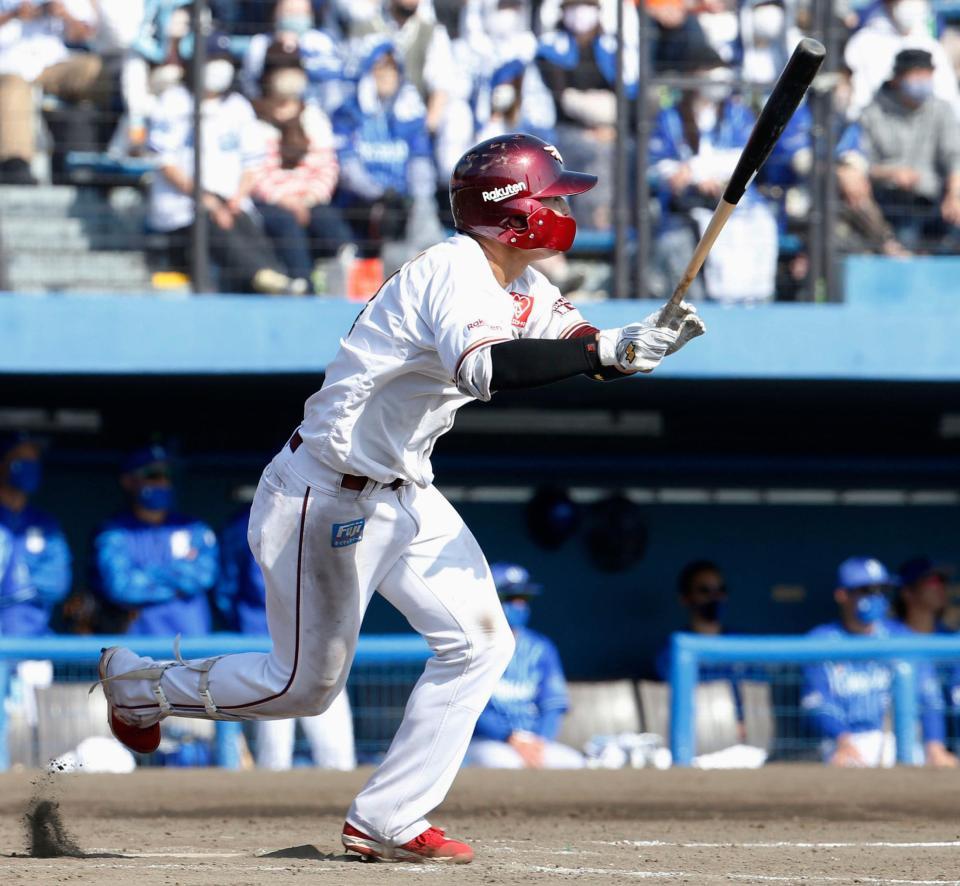 　５回、楽天・黒川が中前に適時打を放つ＝静岡