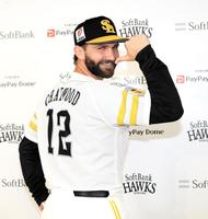 　入団会見で背番号１２を披露するＴ．チャトウッド（ｃ）ＳｏｆｔＢａｎｋ　ＨＡＷＫＳ