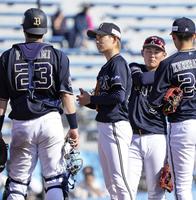 　４回途中、７失点で降板となったオリックス・山岡（中央）＝静岡
