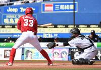 　１回、見逃し三振の菊池涼（左）と松川（撮影・佐藤厚）