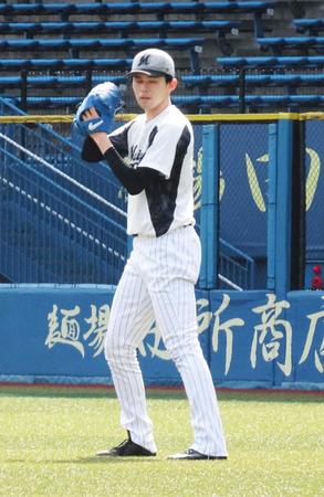 　先発する１８日の巨人戦へ向けて投球フォームをチェックする佐々木朗