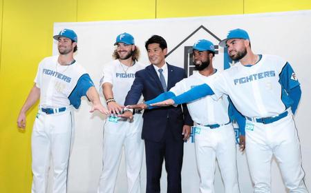 　入団会見に登場した（左から）ジョン・ガント、コディ・ポンセ、稲葉篤紀ＧＭ、アリスメンディ・アルカンタラ、レナート・ヌニエス（撮影・中島達哉）