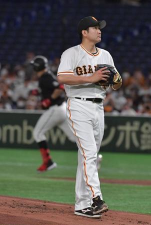 　２回、レアードに左越えソロを浴びた菅野（撮影・佐々木彰尚）