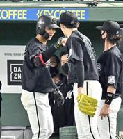 　５回、本塁打を放ち、佐々木朗とタッチをかわす藤原（左）