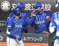 ４回、スクイズを決めた東を迎える三浦監督（撮影・金田祐二）