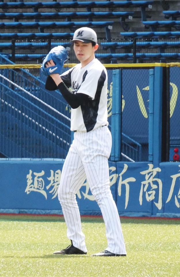 　先発する１８日の巨人戦へ向けて投球フォームをチェックする佐々木朗