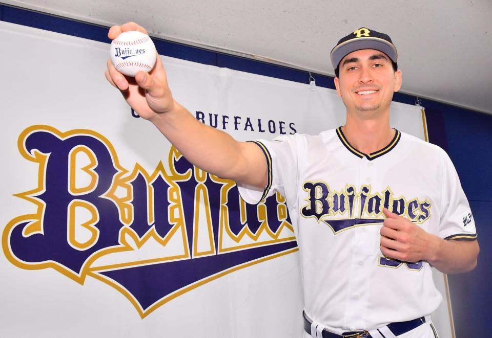 オリックス・ワゲスパック入団会見 愛称「ワグー」 福良GMは先発