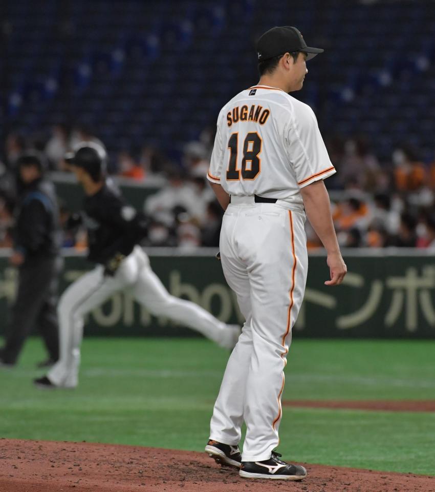 　５回、藤原に右越えソロを浴びた菅野（撮影・佐々木彰尚）