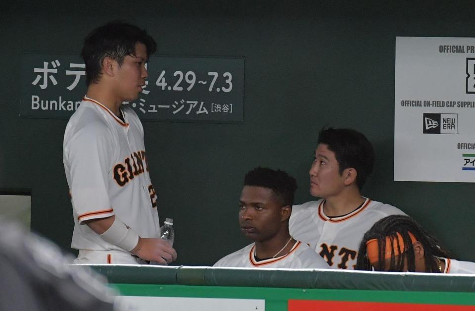 大城（左）と話す菅野（撮影・佐々木彰尚）