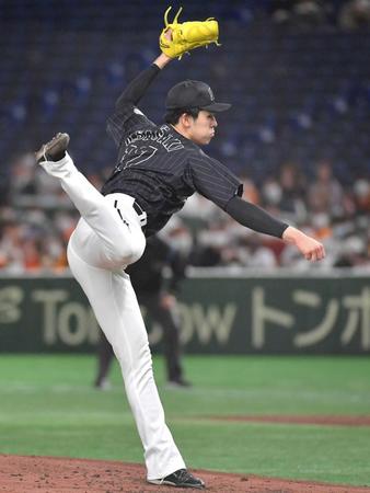 　巨人打線相手に力投する佐々木朗