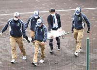 　開会式中に倒れ、担架で運ばれる倉敷工の選手（撮影・伊藤笙子）