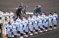 　開会式中に倒れ、担架で運ばれる倉敷工の選手（撮影・伊藤笙子）