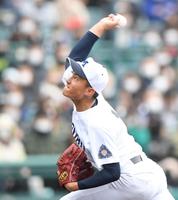 　力投する先発の大分舞鶴・奥本（撮影・伊藤笙子）