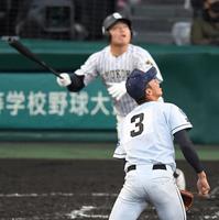 　１０回、九州国際大付・佐倉（奥）にサヨナラ犠飛を浴びたクラーク・辻田（撮影・伊藤笙子）