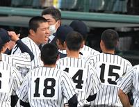 サヨナラ犠飛を放ち、ナインに祝福された九州国際大付・佐倉（奥）＝撮影・伊藤笙子