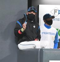 　靴の中敷きを手に厳しい表情の新庄ビッグボス（撮影・金田祐二）