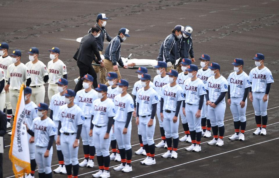 　開会式中に倒れ、担架で運ばれる倉敷工の選手（撮影・伊藤笙子）