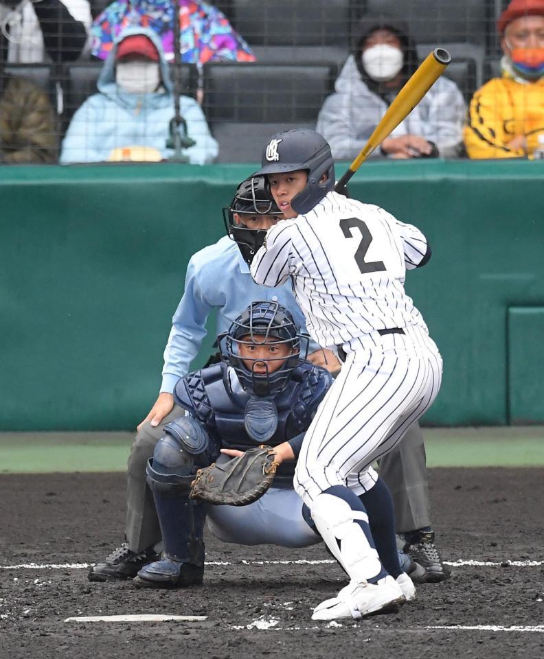 　２回、バースデーソングが流れる中、打席に立つ九州国際大付・野田（撮影・伊藤笙子）