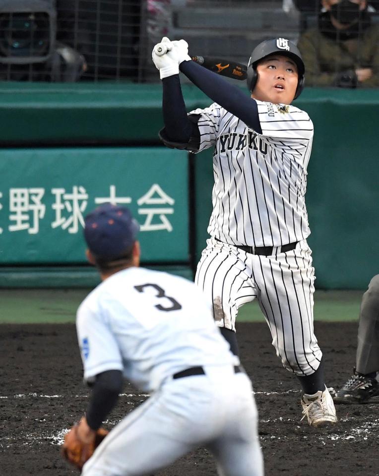 延長１０回、サヨナラ犠飛を打つ九州国際大付・佐倉（撮影・伊藤笙子）