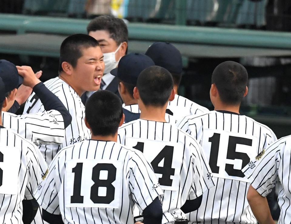 サヨナラ犠飛を放ち、ナインに祝福された九州国際大付・佐倉（奥）＝撮影・伊藤笙子