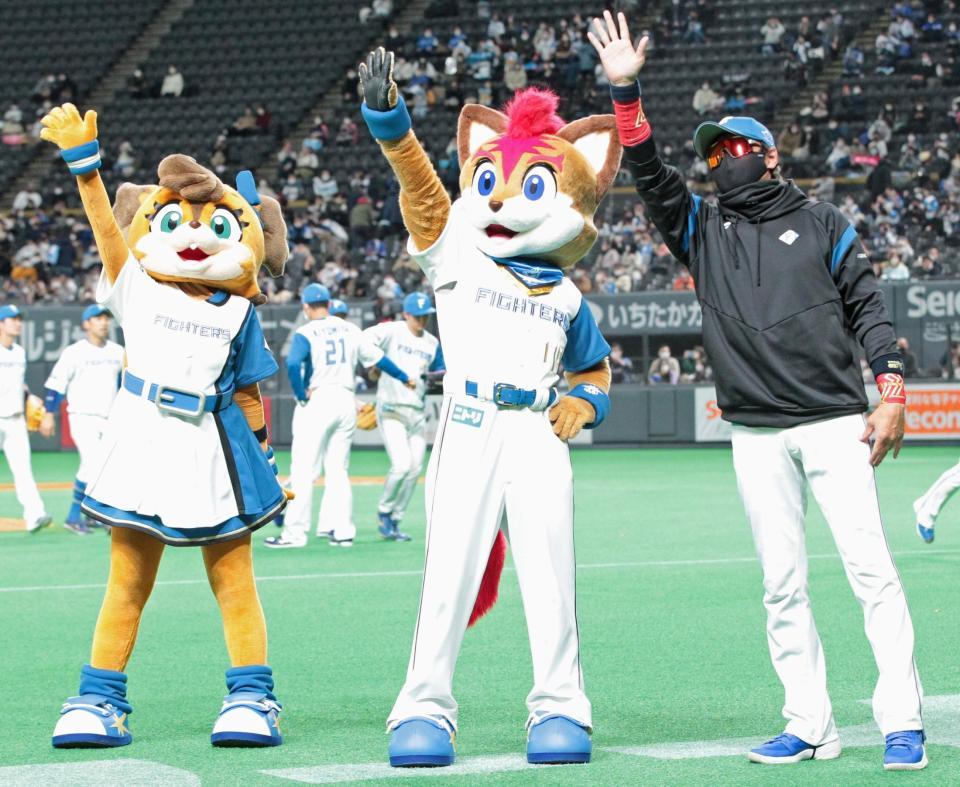 　勝利をあげ、球団マスコットとファンに手を振る新庄ビッグボス（右）＝撮影・中島達哉
